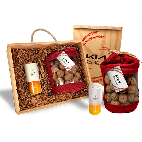 Estuche de madera con bote de miel gourmet y saco de nueces premium
