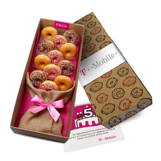 Caja con ramo de donuts